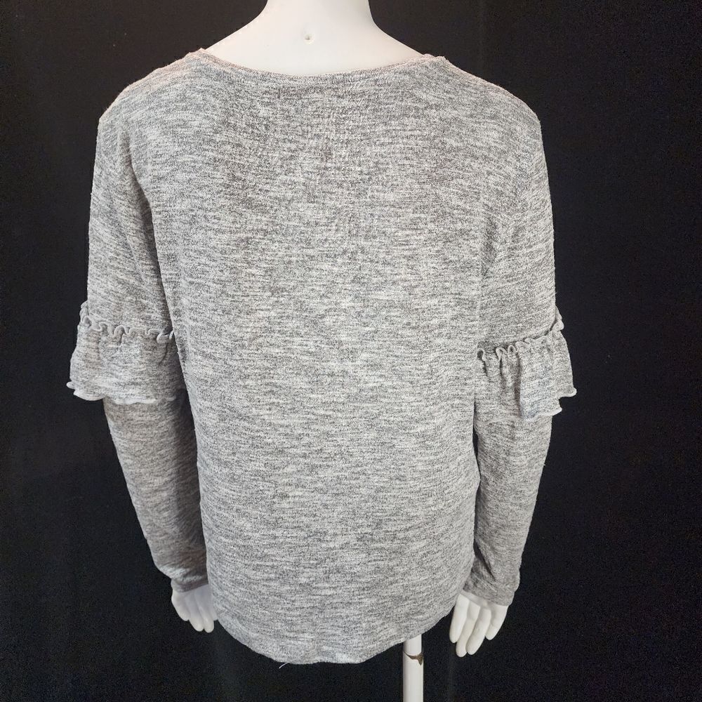 Derek Heart Gray Ruffle Long Sleeve Top (L) - Picture 4 of 5